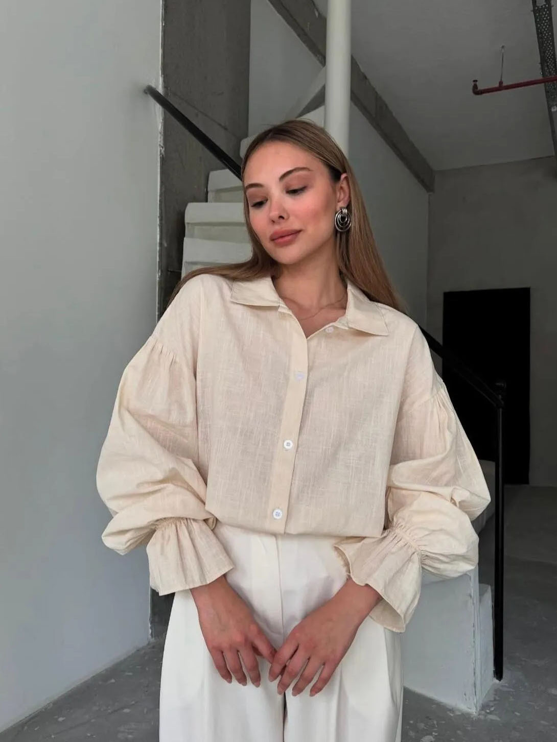 Kolları Lastikli Bej Gömlek