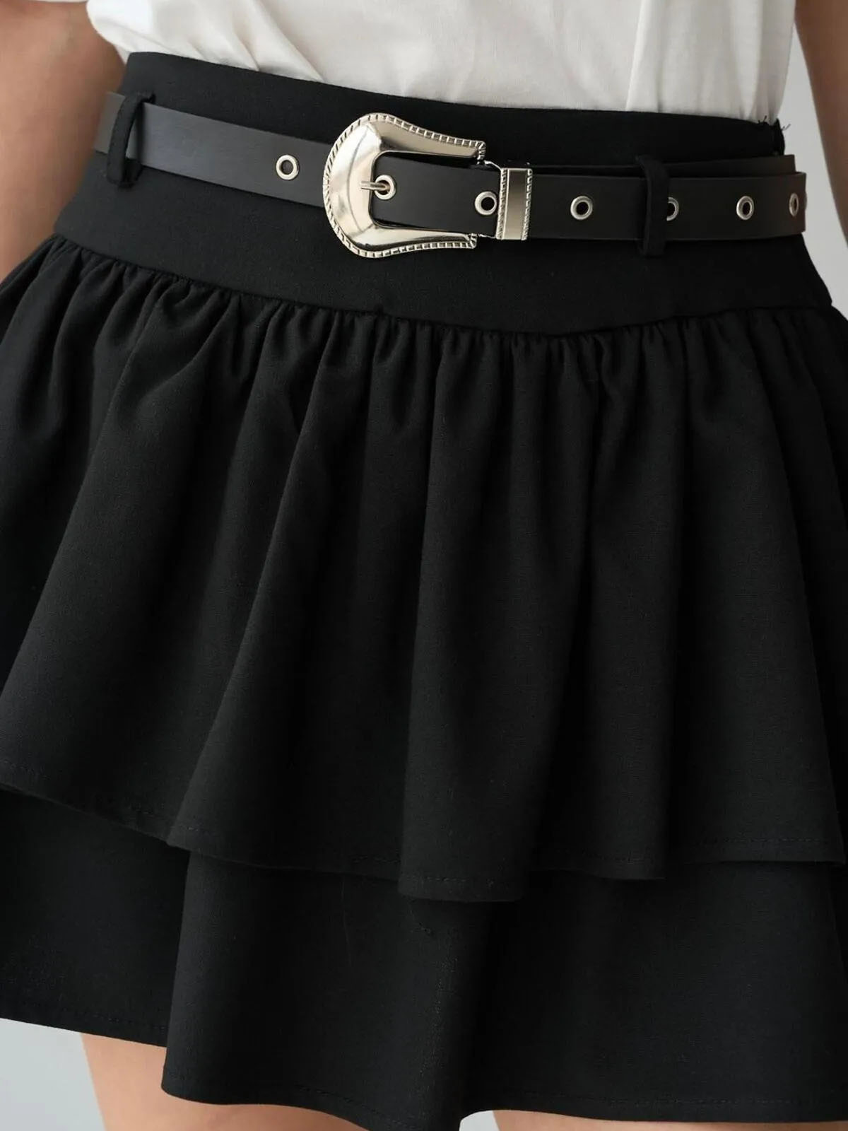 Siyah Kemerli Fermuarlı Fırfırlı Mini Etek