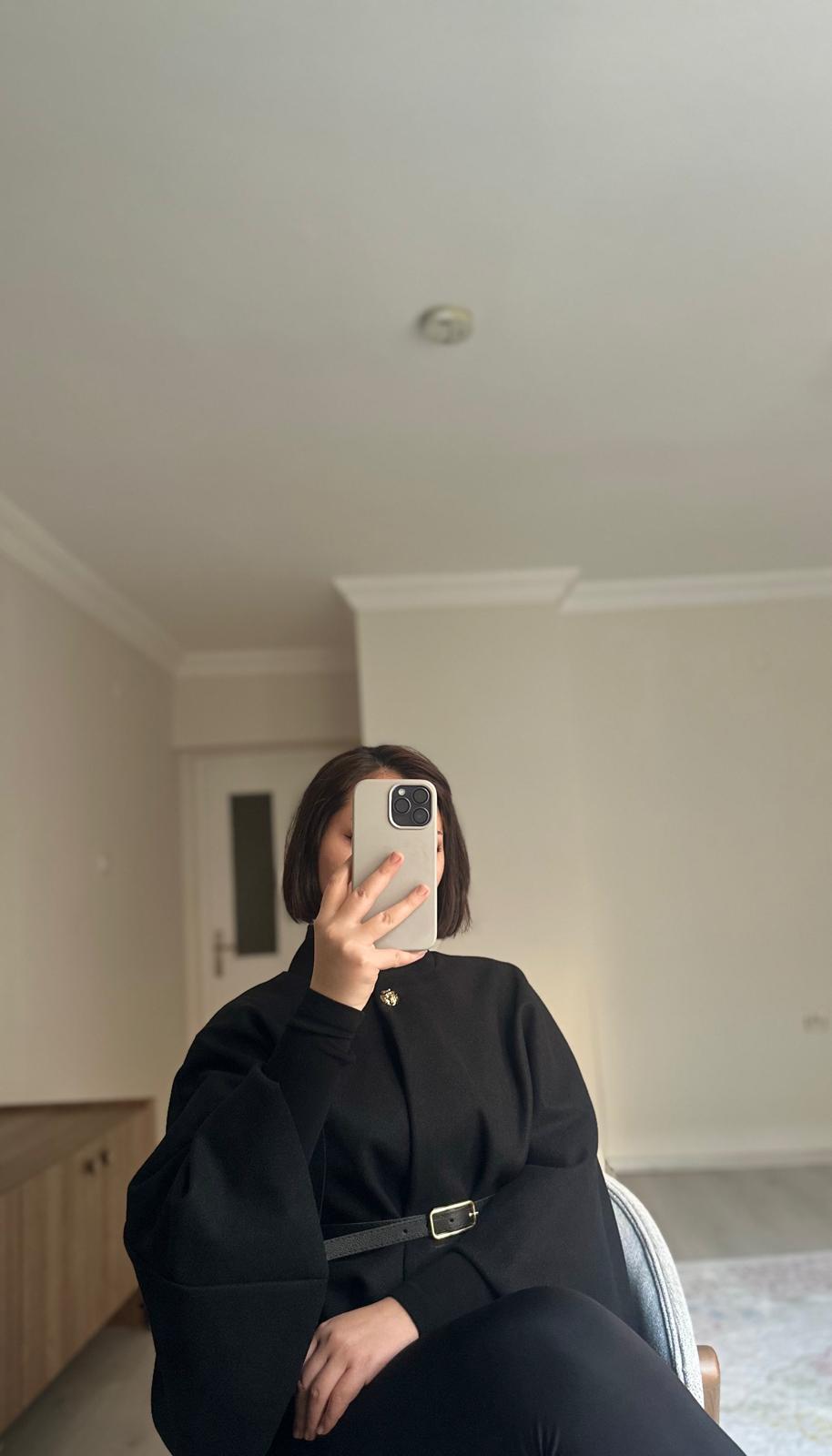 Gold Düğme Detaylı Kemerli Panço Siyah