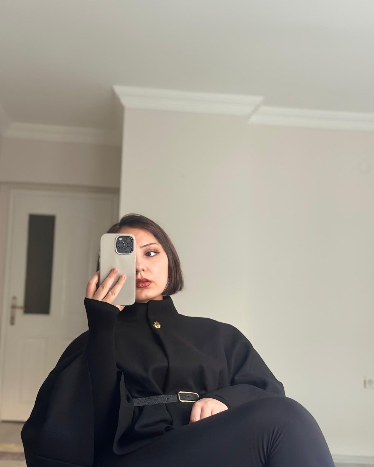 Gold Düğme Detaylı Kemerli Panço Siyah