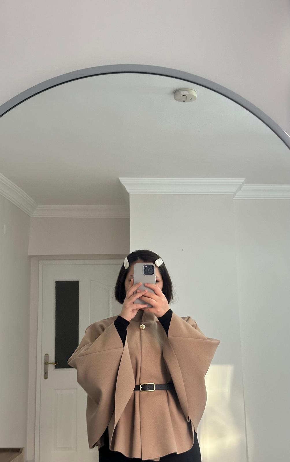 Gold Düğme Detaylı Kemerli Panço Bej